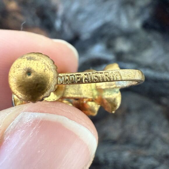 Vintage Austrian Crystal Screw Back Earrings Aqua Blue Round Prong Gold Tone - Picture 5 of 6